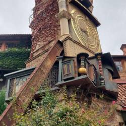 Stylischer Uhrenturm