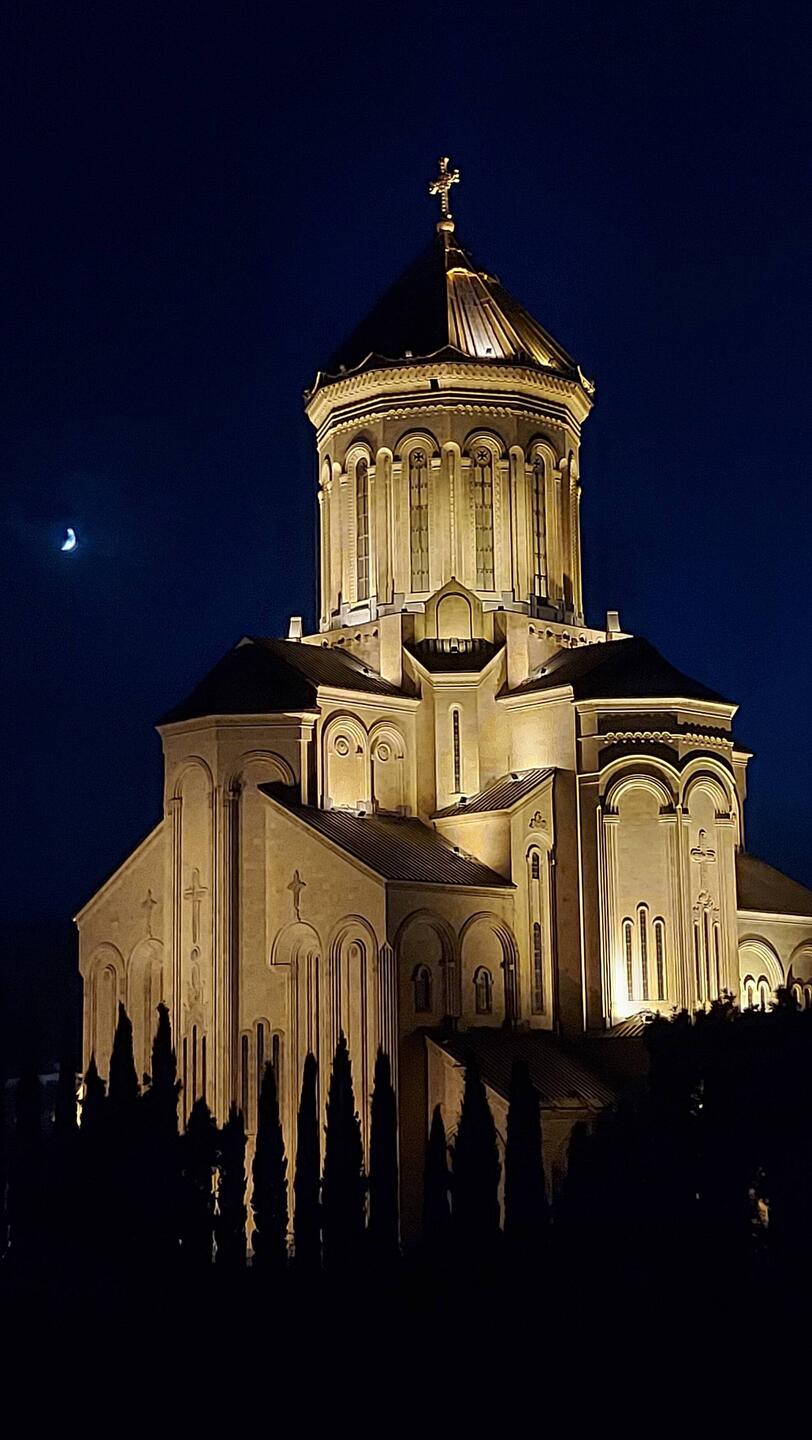 Unser nächtlicher Fensterblick am overländer Treffpunkt/ Kathedrale Tiflis