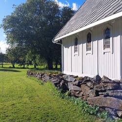 Nicht die Kirche, sondern die Friedhofskapelle auf der anderen Straßenseite