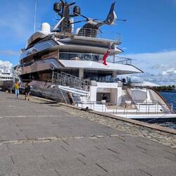 Mein zukünftiges Meercampingboot. 18 Luxuszimmer all ink. plus Hubschrauber.😂🤣😂