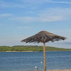 Strand bei der Marina Pirovac
