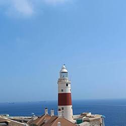 De l'autre côté de la mer à environ 24 km Tanger