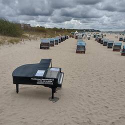 Lost Piano am Strand