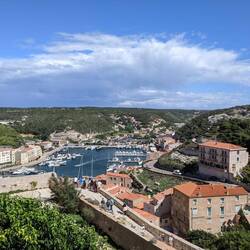 Blick auf Bonifacio Unterstadt und Hafen