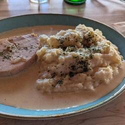 Pork with mustard, gravy and mashed potatoes