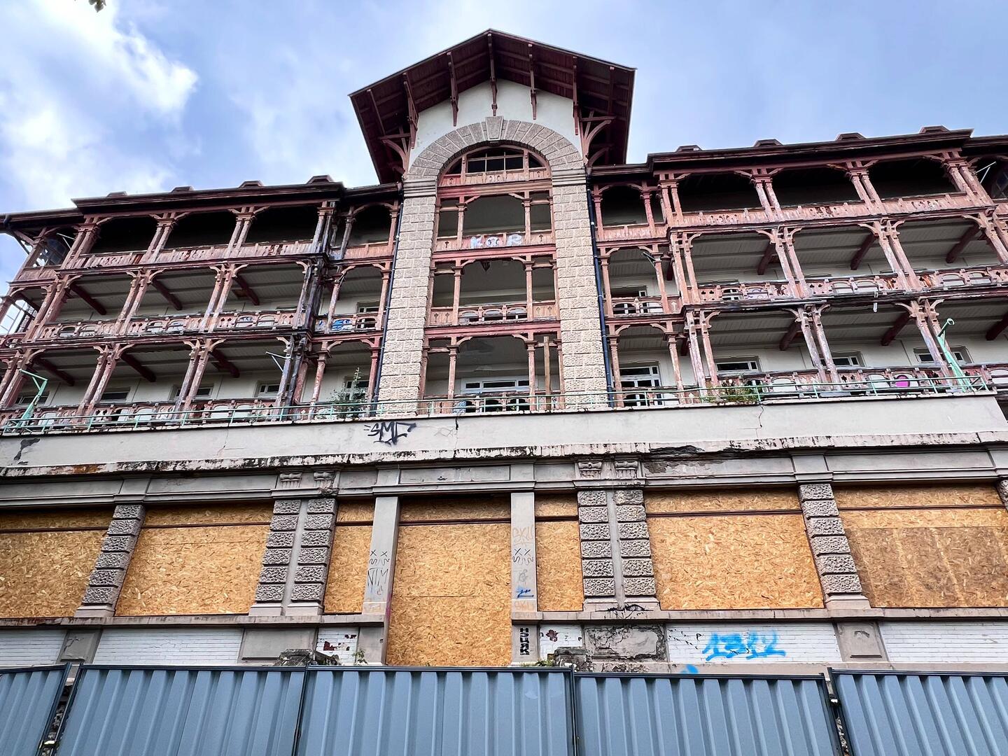 Ehemals feudales Sanatorium Chamois - heute schon sehr heruntergekommen