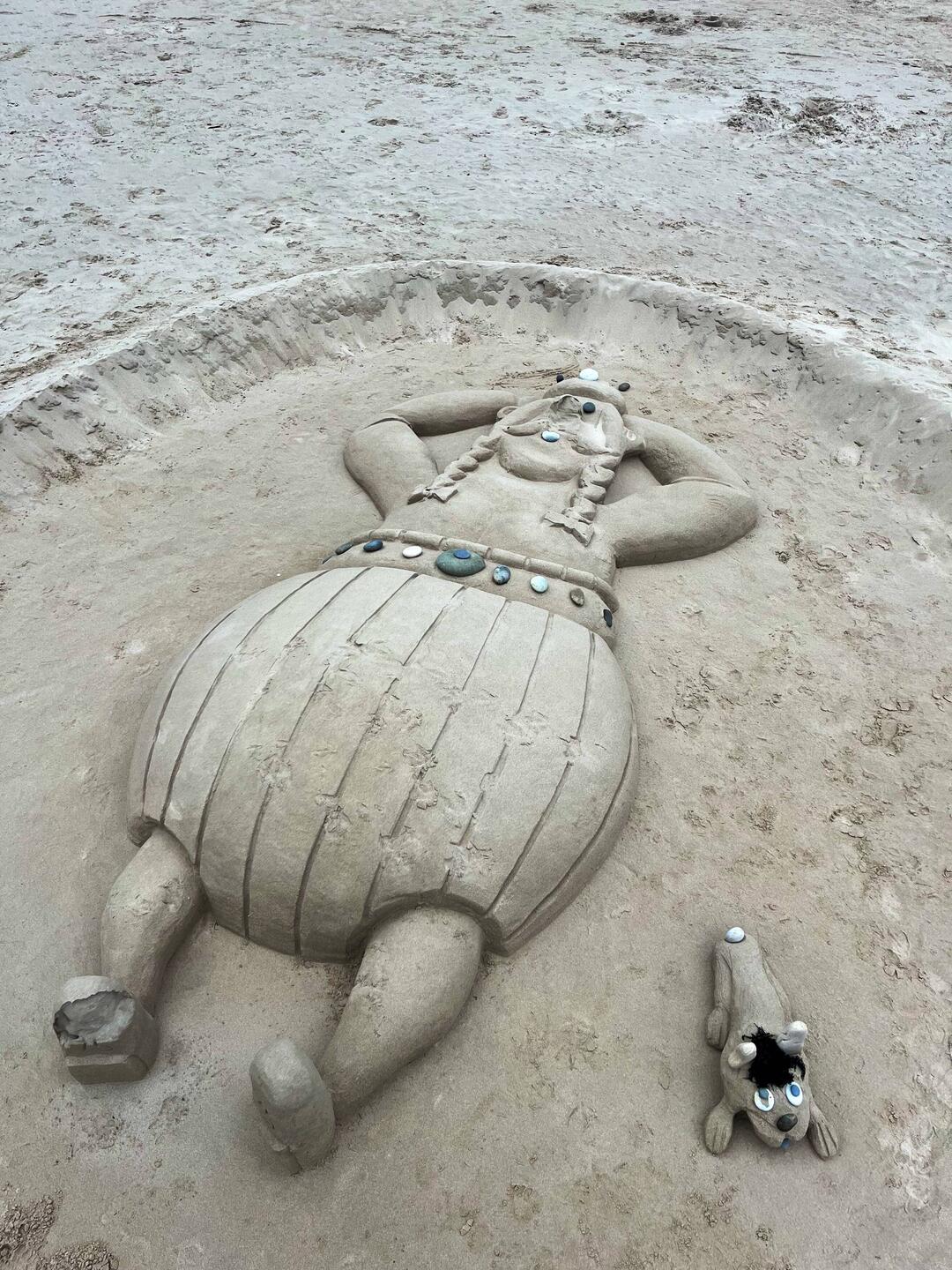 Obelix und Idefix Kunstwerk am Strand