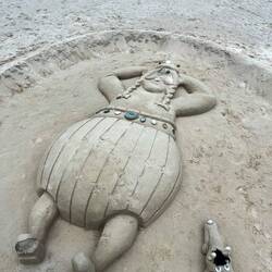 Obelix und Idefix Kunstwerk am Strand