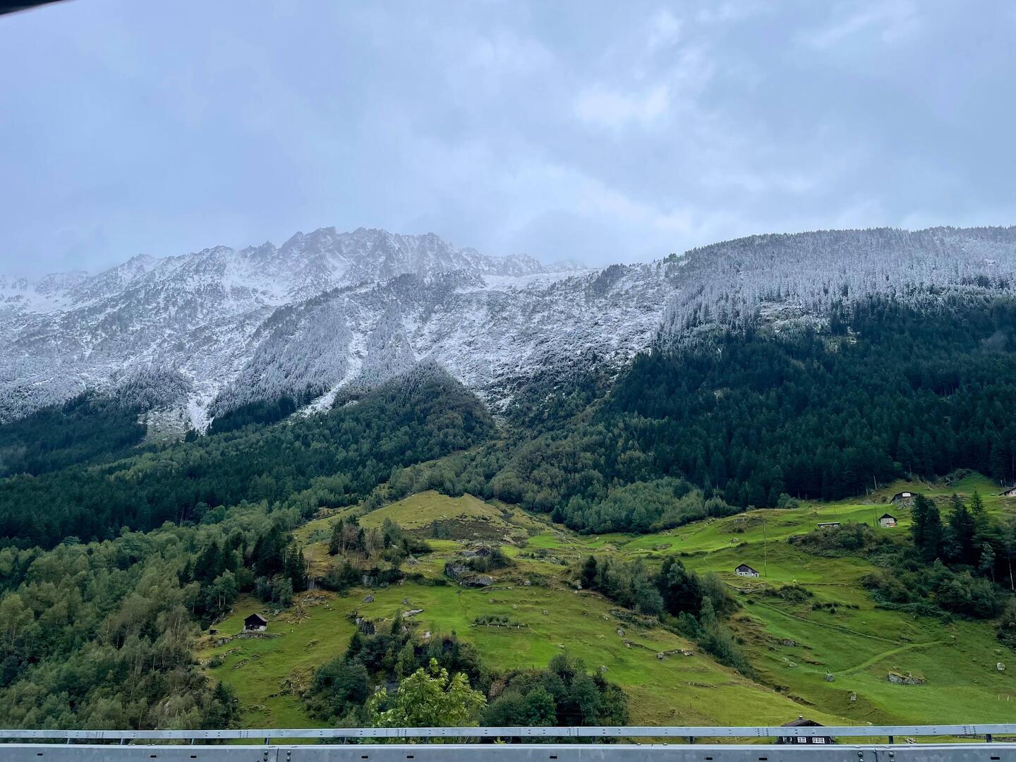 Hier hat's heute morgen schon geschneit in den Bergen