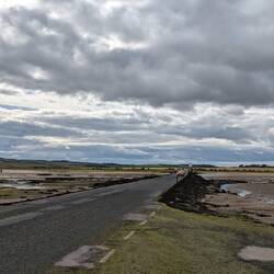 Den halben Tag ist die Straße unter Wasser