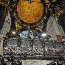 De zilveren schrijn in het middelpunt van de kathedraal