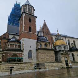 Buitenzijde vd kathedraal met kapellen