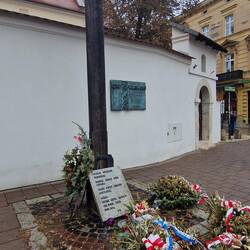 Gedenkplek Katyn gedenkt de afslachting door Sovjets in 1940 op 4400 Poolse officieren