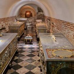 De grafkisten in de crypte vd kathedraal