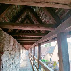 Die Stadtmauer ist 4km lang und führt einmal um Rothenburg herum