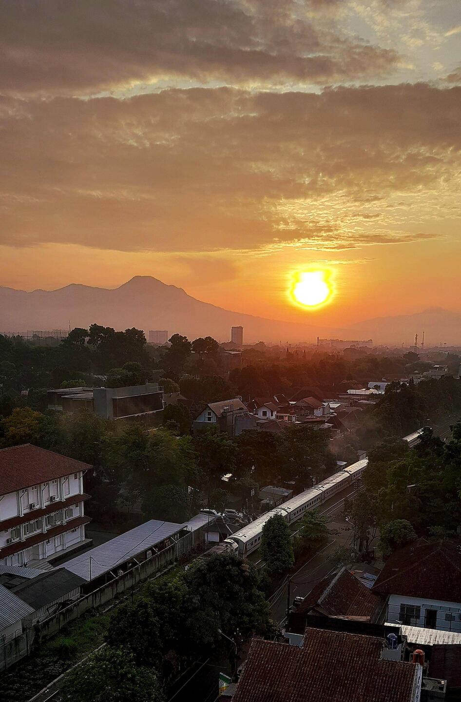 Sonnenaufgang mit Zug der mehrmals täglich - und nächtlich extrem laut vorbei donnert.