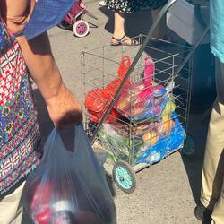 Karin möchte auch so einen. Passt der in den Koffer? 🤔✈️🧳