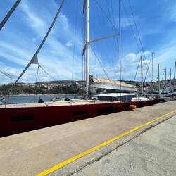 Citysteg mit einem Luxussegler