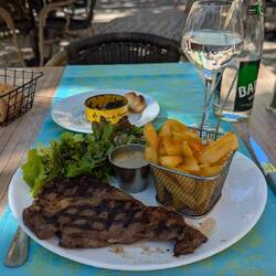 Entrecôte with mustard sauce and fries. Notice the U-shaped cut of the fries