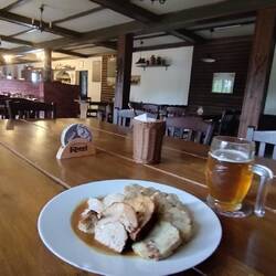 Schweinsbraten mit Semmelknödel und Kraut mit einem Bier 9.40 CHF