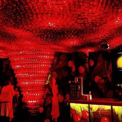 Coole Bar mit Flaschendecke