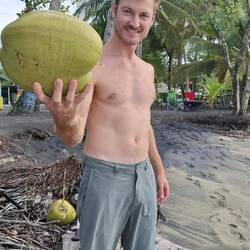 Jan: woooa die grössti Kokosnuss woni je gseh ha!