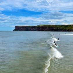 Surfer vor dem Hunt Cliff