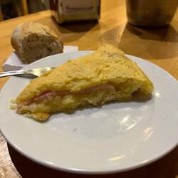 Tortilla con jamón y queso