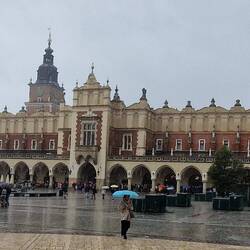 De Lakenhal in het centrum van het grote plein