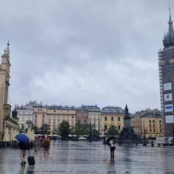 Plein met Lakenhal en Mariakerk