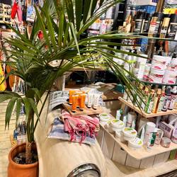 Liebevoll dekorierte Läden warten auf uns 🛍️