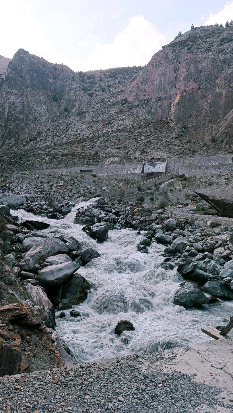 Der Fluss Minipin fließt ohrenbetäubend den Berg runter