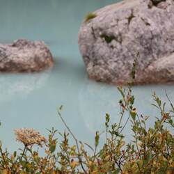 Die Farbe kommt vom hohen Kalkgehalt des Wassers.