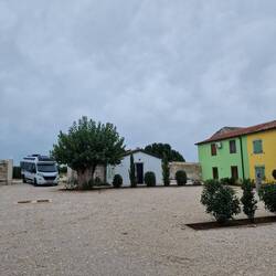 Monterosso Camp, zwischen Oliven und Vino