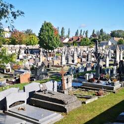 Auch an Friedhöfen führt unser Weg vorbei