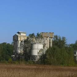 Nein, keine Burg, sondern ein stillgelegtes Zementwerk