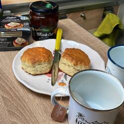 Haben selber Cream Tea mit Scones gemacht, alles von Lidl 😅
