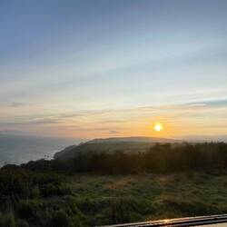 Gegenüber in der Ferne ist die Halbinsel von Wales