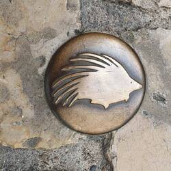 Was in Dijon die Eule, ist hier das Stachelschwein