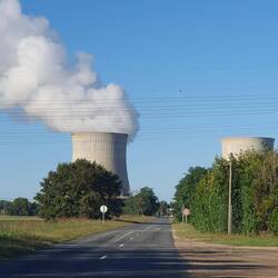 Die Straße führt mitten durchs Atomkraftwerk