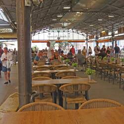 in der offenen Markthalle