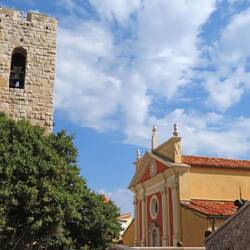 Das Gebäude rechts birgt das Picasso-Museum