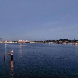 6:19h in Kiel, das Schiff parkt grade rückwärts ein