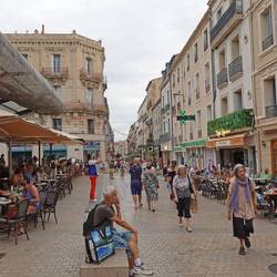 Im eher kleinen Zentrum, mit Markthalle