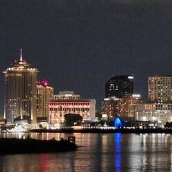 Skyline von New Orleans vom Mississippi aus gesehen