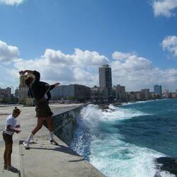 Schulkinder beim Steine „ditschen“ am Malecon in Havanna