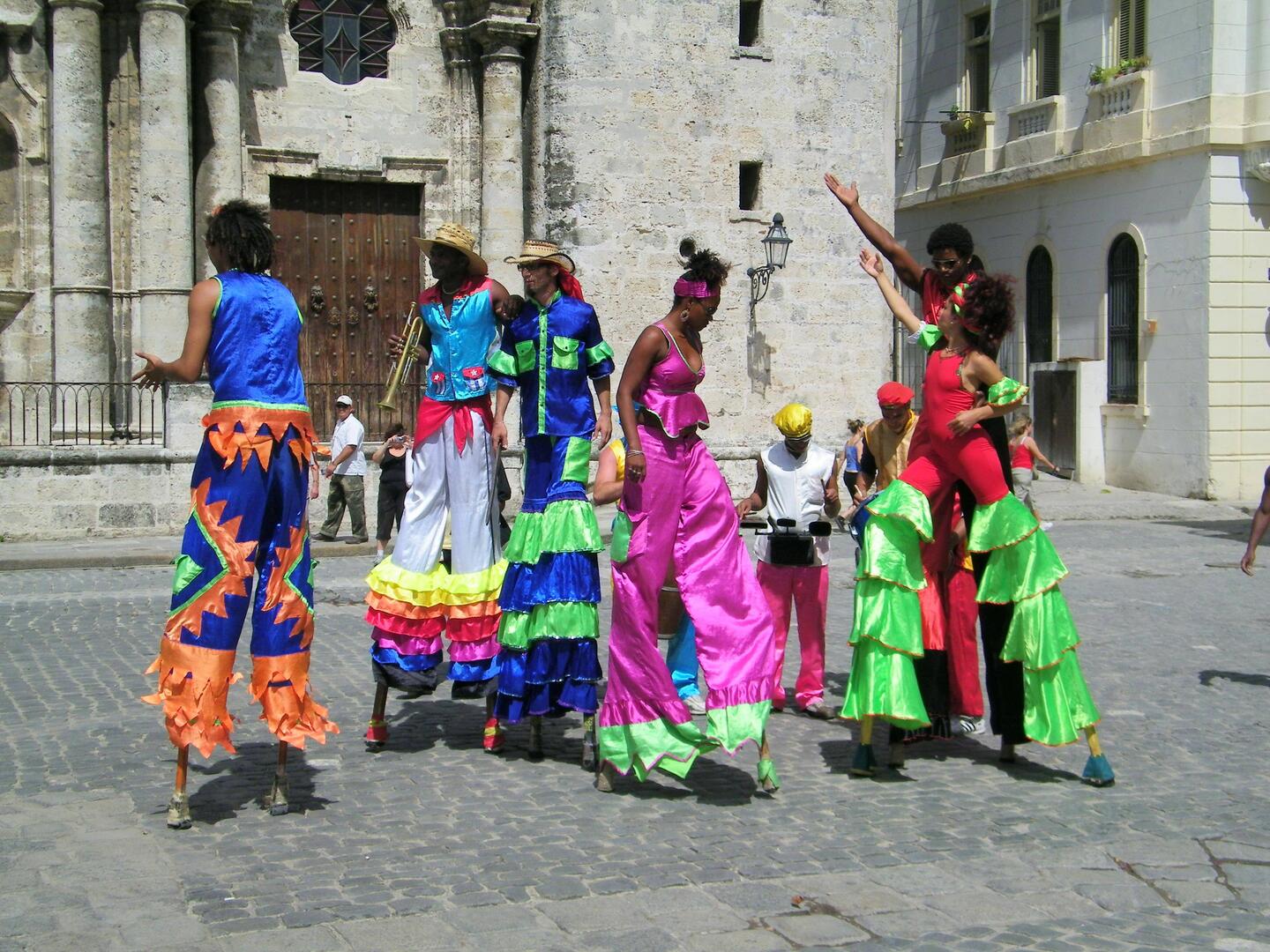 Stelzenläufer in Havanna Altstadt