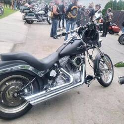 Iain's last ride on the Softail, still looks + sounds great. I love the customizing that Norm did.