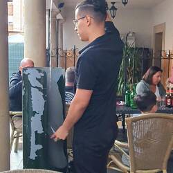 Comment ils servent le cidre ici: une bonne partie finit à côté. Et ils servent de petits verres