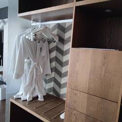 Schreibtisch und Garderobe